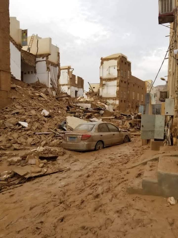 وفاة أربعة مواطنين بينهم ثلاثة من أسرة واحدة وتهدم 11 منزلا ونزوح عشرات الأسر جراء السيول بتريم 