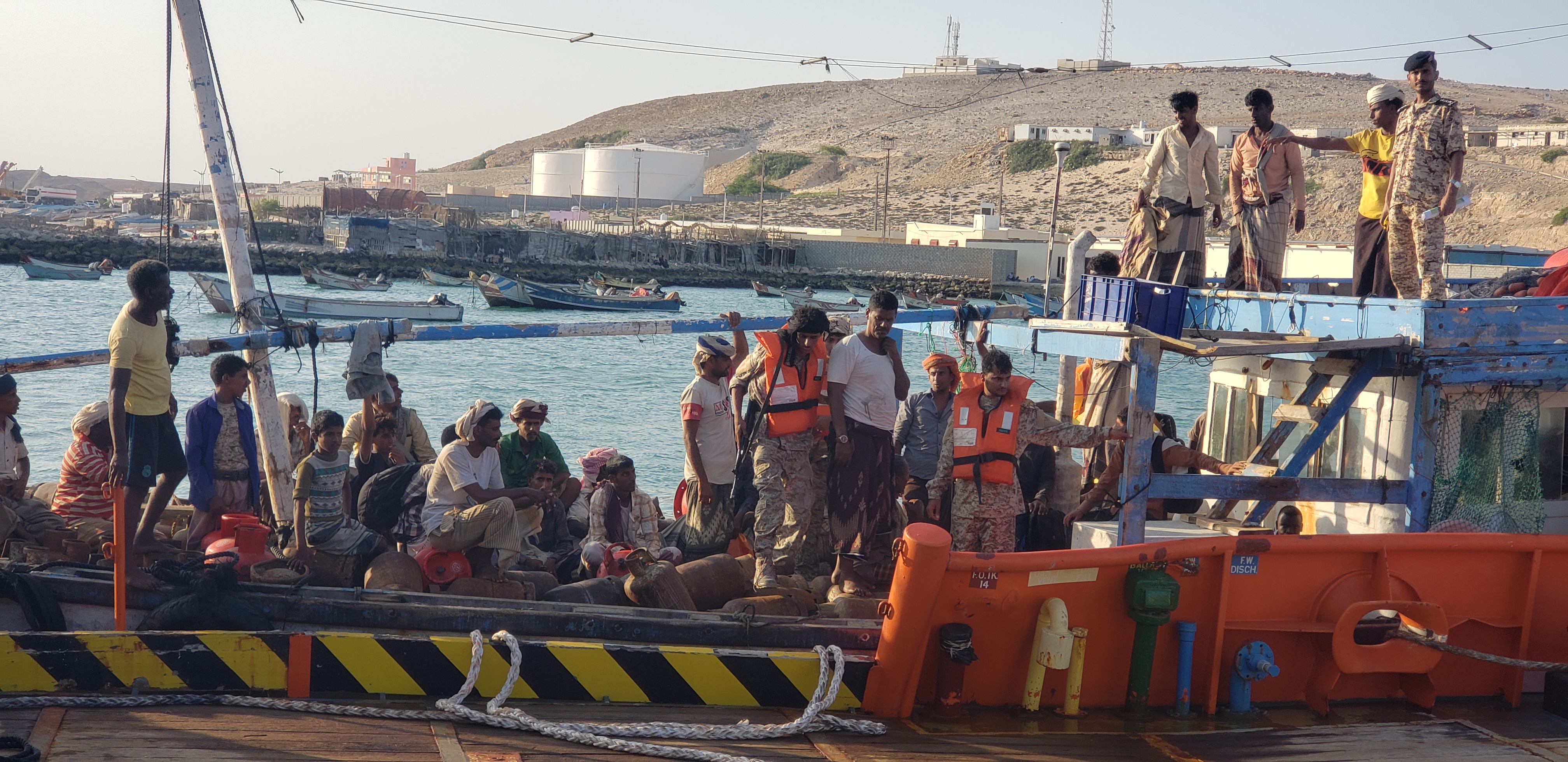 نقل 108 مسافرا  من أبناء سقطرى جواً من المهرة إلى الجزيرة  عبر طيران التحالف
