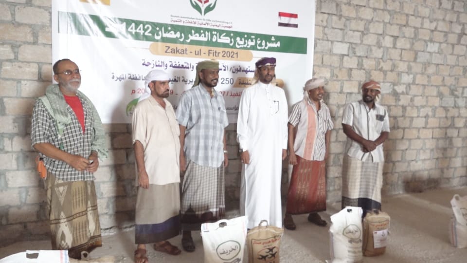 وكيل أول المهرة يدشن مشروع زكاة الفطر بدعم من الجمعية اليمنية الألمانية للأسر الفقيرة والنازحة 