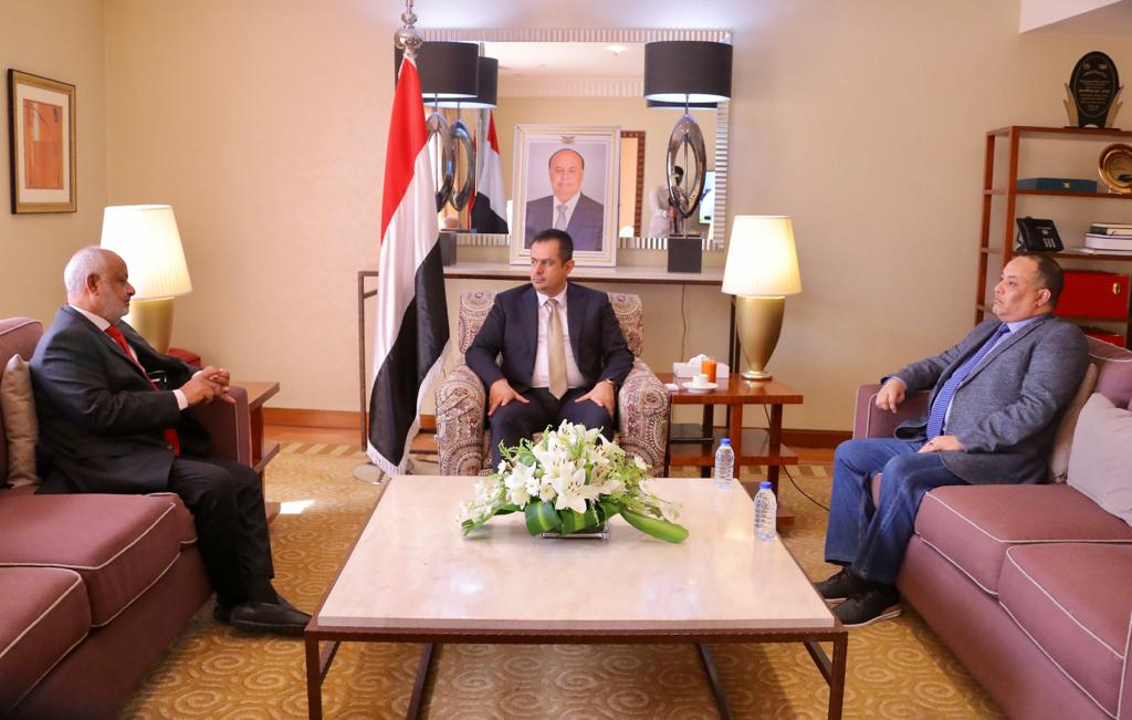 رئيس الوزراء يطلع على أوضاع محافظة الحديدة ويؤكد ايلائها أهمية خاصة