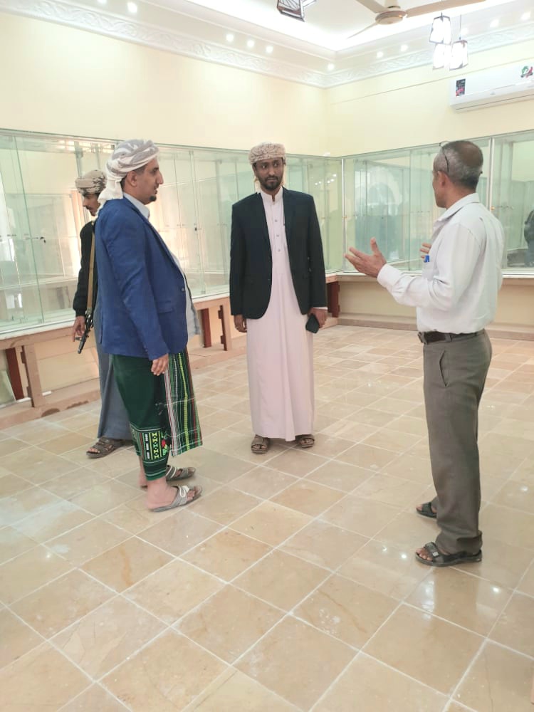 وكيل أول المهرة يتفقد سير العمل في مشروع ترميم وتأهيل مبنى الهيئة العامة للآثار والمتاحف بالمحافظة