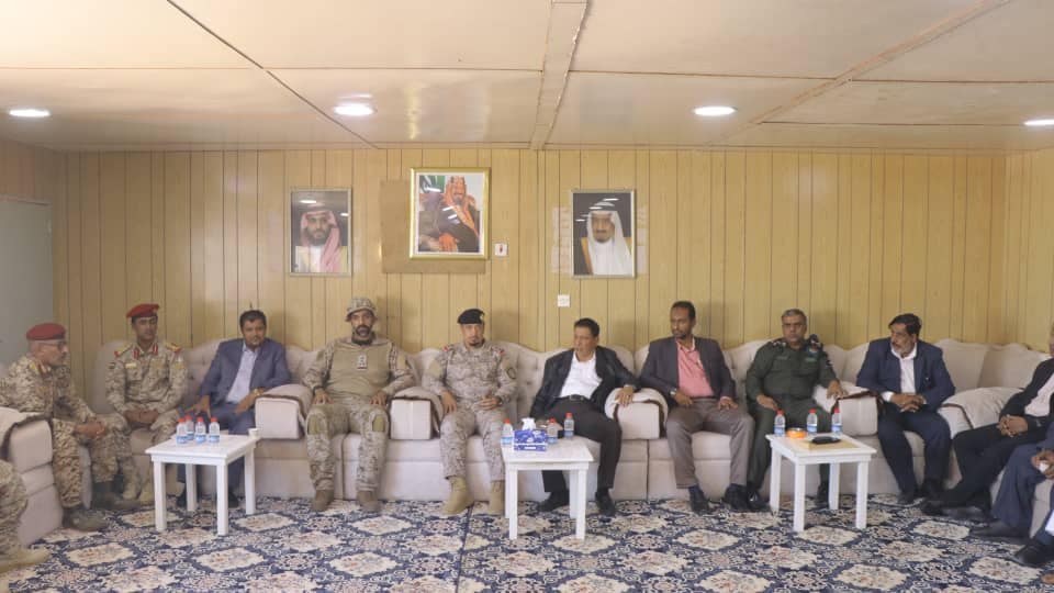 محافظ المهرة وقائد قوة الدعم والإسناد لقوات التحالف بالداخل اليمني يترأسان اجتماع لقادة الألوية والوحدات العسكرية والأمنية