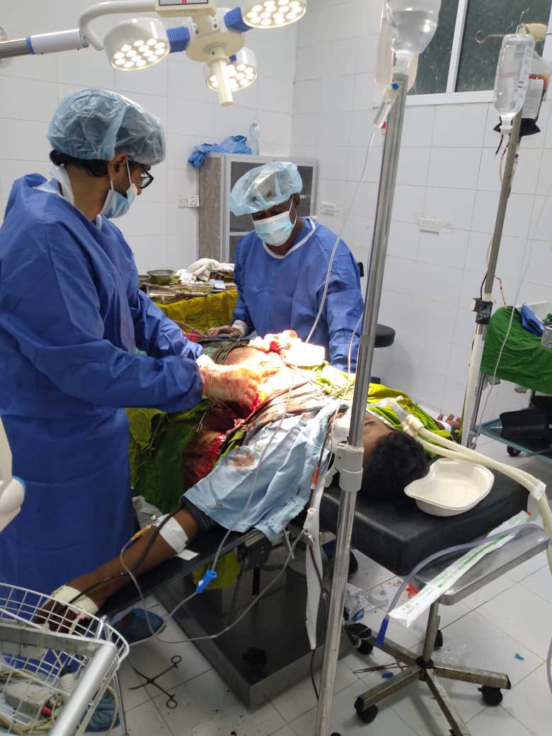 عملية جراحية طارئة لشاب تعرض للطعن بالسكين بمستشفى الغيضة المركزي