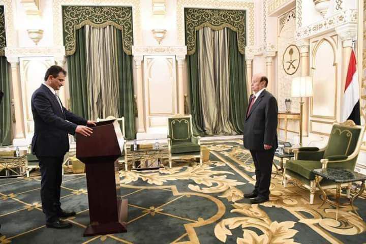 محافظ عدن يؤدي اليمين الدستورية أمام رئيس الجمهورية