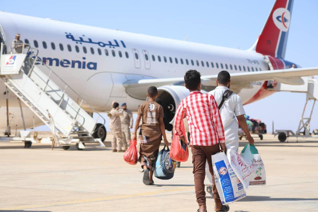 تحالف دعم الشرعية يُسير الرحلة الثانية من مطار الغيضة لنقل 156 من أبناء سقطرى العالقين بالمهرة