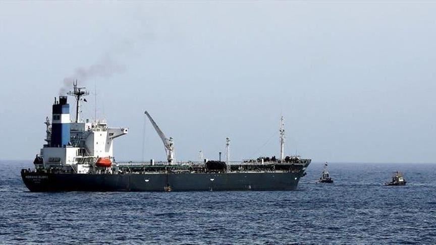 الحكومة اليمنية تسمح بدخول 10 سفن تحمل نفط إلى الحديدة