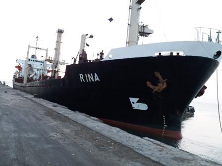 وصول سفينة للمشتقات النفطية إلى ميناء الحديدة والمجلس النرويجي يحذر من تفاقم أزمة نقص الوقود