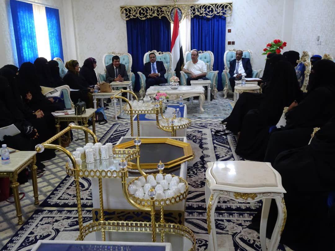 نائب رئيس الوزراء وزير الداخلية يلتقي القيادات النسوية بالمهرة 