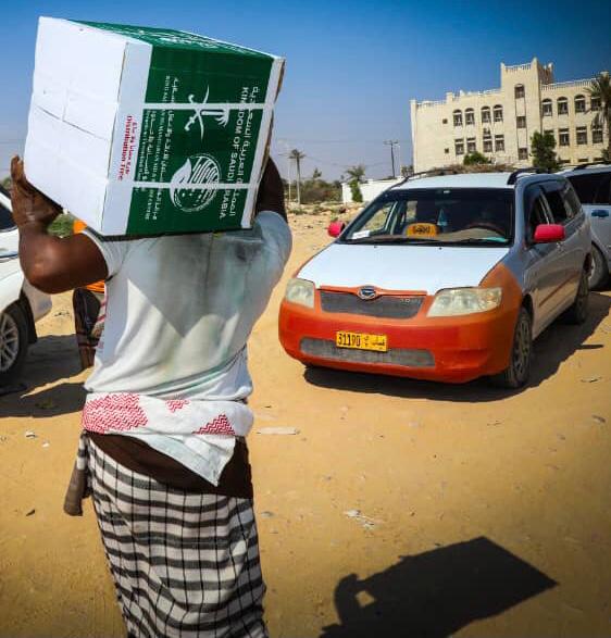 مركز الملك سلمان للإغاثة يدشن مشروع توزيع السلال الغذائية الرمضانية في الغيضة بالمهرة  