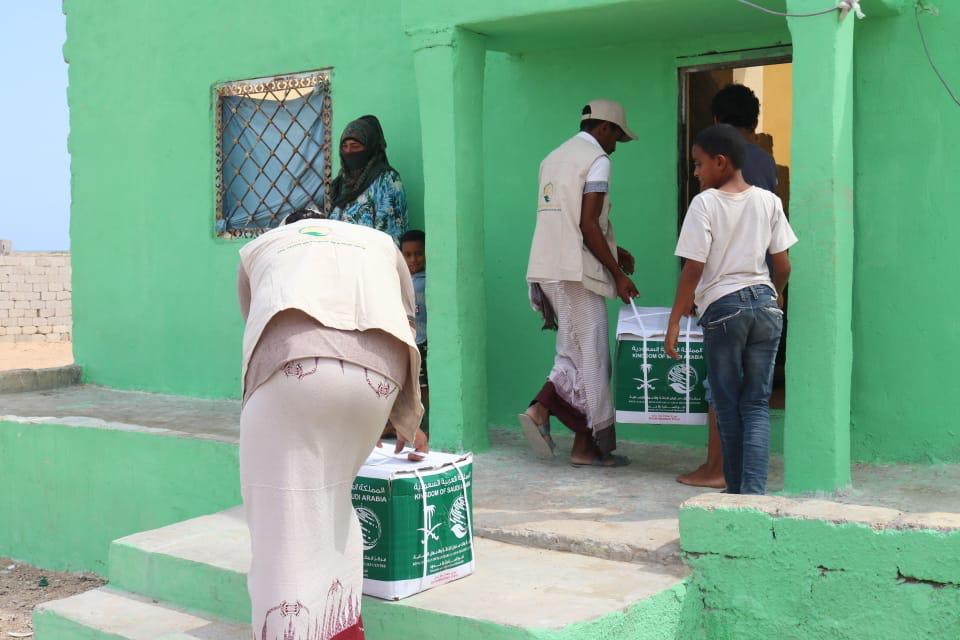 مركز الملك سلمان للإغاثة يواصل توزيع السلال الغذائية على الأسر الأكثر احتياجًا في محافظة المهرة