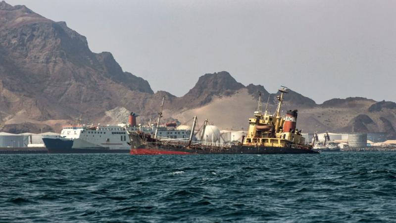 الحكومة اليمنية تواجه صعوبة في إزاحة سفينة غارقة قبالة عدن