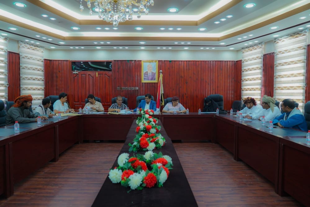 لجنة المناقصات بالمهرة تفتح مظاريف لخمسة مشاريع في قطاعات المياه والصحة بتمويل محلي