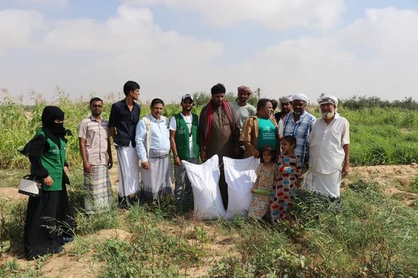 مكتب الزراعة بالمهرة والبرنامج السعودي يدشنان توزيع بذور الذرة الشامية بمديرية الغيضة