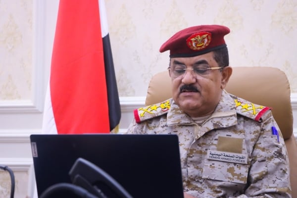 وزير الدفاع يوجه برفع مستوى التنسيق، والتكامل الأمني العسكري بتعز 